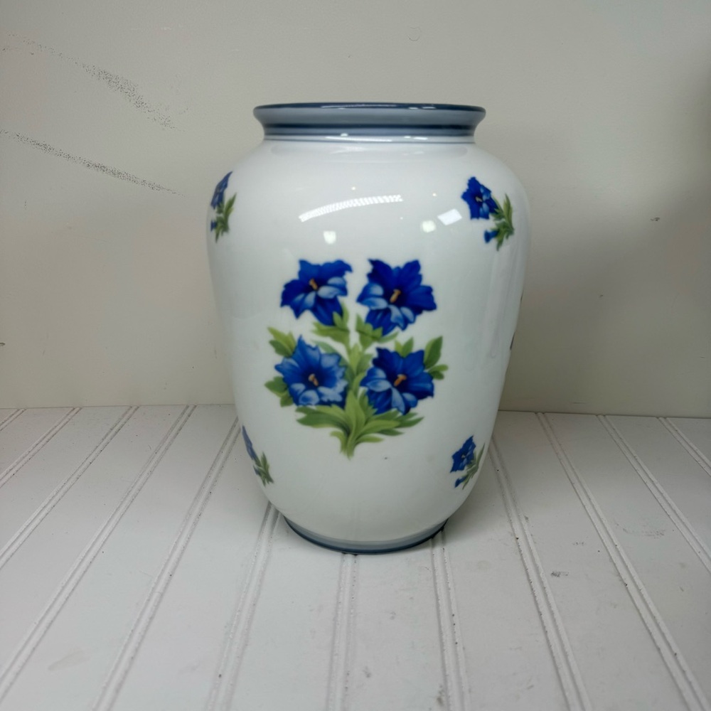 Bavaria Schumann  white & blue floral blue bells vase